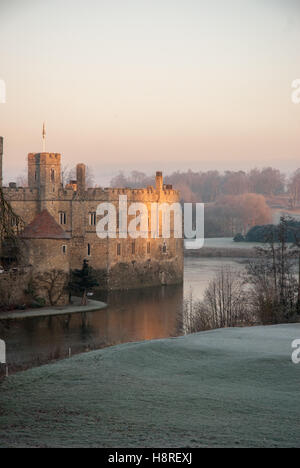 Au début de l'hiver un matin dans le fossé à Leeds Castle dans le Kent Banque D'Images