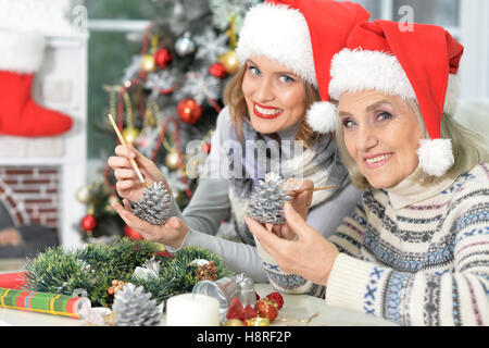 Deux femmes à santa hats Banque D'Images