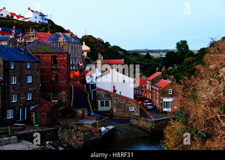 Les maisons et le port de l'ancien village de pêcheurs de Staithes, Yorkshire du Nord Banque D'Images