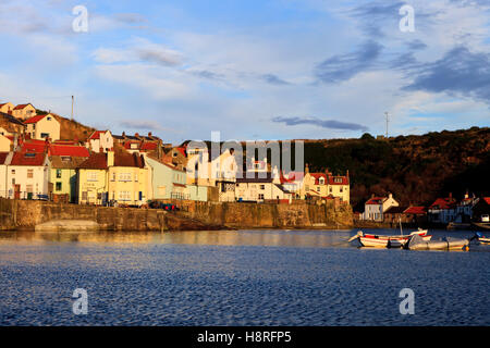 Ligne maisons la bouche de Roxby Beck lorsqu'il entre dans le port de Staithes dans Yorkshire du Nord, Angleterre Banque D'Images
