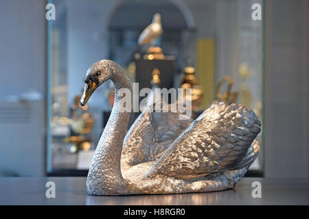 Une sculpture de cygne grandeur nature réalisée par Asprey & Co comme table centrale pour Rosalinde et Arthur Gilbert, exposée dans les nouvelles galeries Rosalinde et Arthur Gilbert du Musée Victoria & Albert à Londres. Banque D'Images