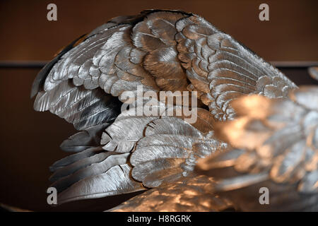 Une sculpture réalisée par swan Asprey &AMP ; Co comme un centre de table pour Rosalinde et Arthur Gilbert, exposée à l'intérieur du Victoria & Albert Museum ; de neuf Rosalinde et Arthur Gilbert galeries de Londres. Banque D'Images