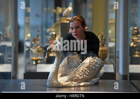 Un membre du personnel regarde une sculpture de cygne grandeur nature réalisée par Asprey & Co comme table centrale pour Rosalinde et Arthur Gilbert, exposée à l'intérieur des nouvelles galeries Rosalinde et Arthur Gilbert du Musée Victoria & Albert à Londres. Banque D'Images