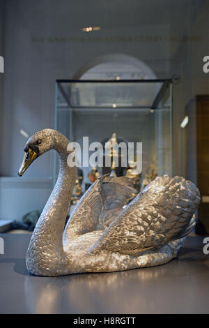 Une sculpture réalisée par swan Asprey &AMP ; Co comme un centre de table pour Rosalinde et Arthur Gilbert, exposée à l'intérieur du Victoria & Albert Museum ; de neuf Rosalinde et Arthur Gilbert galeries de Londres. Banque D'Images