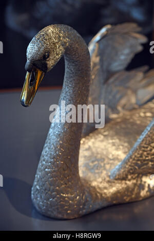 Une sculpture de cygne grandeur nature réalisée par Asprey & Co comme table centrale pour Rosalinde et Arthur Gilbert, exposée dans les nouvelles galeries Rosalinde et Arthur Gilbert du Musée Victoria & Albert à Londres. Banque D'Images