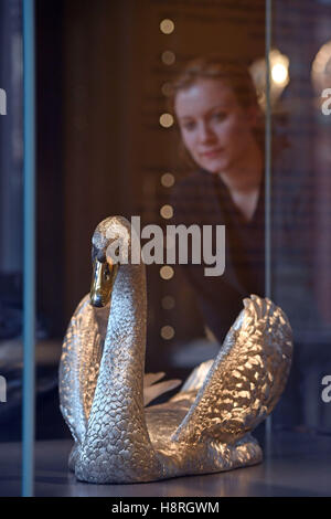 Un membre du personnel regarde une sculpture de cygne grandeur nature réalisée par Asprey & Co comme table centrale pour Rosalinde et Arthur Gilbert, exposée à l'intérieur des nouvelles galeries Rosalinde et Arthur Gilbert du Musée Victoria & Albert à Londres. Banque D'Images