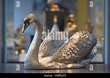 Une sculpture réalisée par swan Asprey &AMP ; Co comme un centre de table pour Rosalinde et Arthur Gilbert, exposée à l'intérieur du Victoria & Albert Museum ; de neuf Rosalinde et Arthur Gilbert galeries de Londres. Banque D'Images