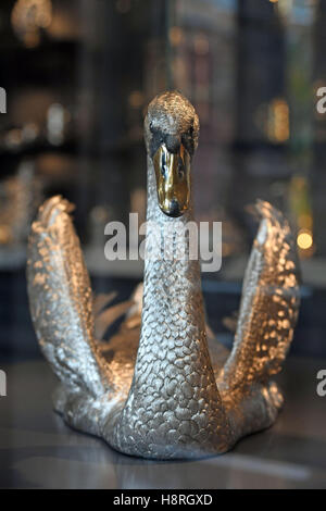 Une sculpture de cygne grandeur nature réalisée par Asprey & Co comme table centrale pour Rosalinde et Arthur Gilbert, exposée dans les nouvelles galeries Rosalinde et Arthur Gilbert du Musée Victoria & Albert à Londres. Banque D'Images