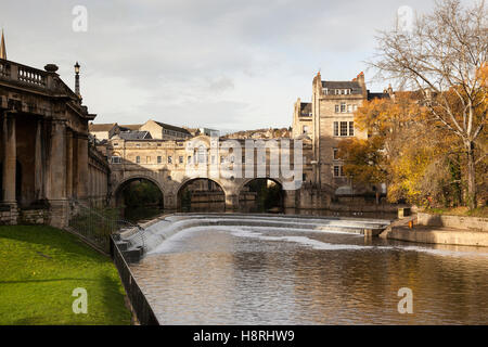 Pulteney Bridge vu des jardins Parade, ville de Bath, Somerset, Angleterre, Royaume-Uni Banque D'Images