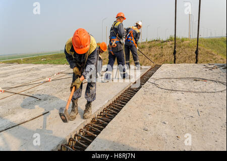 Équipe de travailleurs sur la construction de routes Banque D'Images