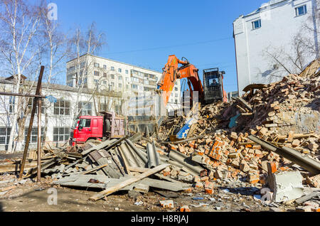 Les déchets des travaux publics pelle démoli house Banque D'Images