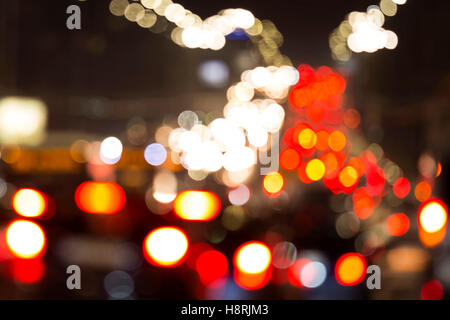 Voiture floue lumières. Des problèmes de mise au point des feux de circulation des voitures sur la sreet. Les lumières de flou d'embouteillage sur fond de nuit Banque D'Images