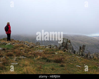 Walker à la recherche d'Harter a diminué en cloud de Riggindale Crag sur High Street au-dessus Haweswater dans Cumbria Lake District Mardale Banque D'Images