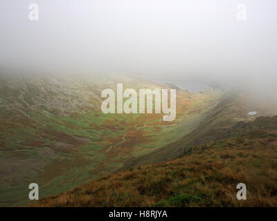 Regardant vers le bas Riggindale Riggindale enveloppé dans le nuage à partir de Crag sur High Street au-dessus Haweswater dans Cumbria Lake District Mardale Banque D'Images