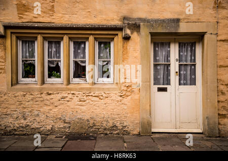 La porte dans un vieux village du sud de l'Angleterre Banque D'Images