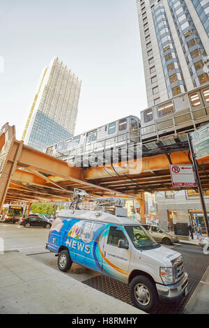 Chicago, USA - 13 octobre 2016 : photo grand angle de 5 NBC News van stationné sur la rue sous le pont du métro. Banque D'Images