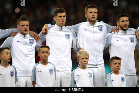 L'Angleterre Jamie Vardy (à gauche), John Stones, Eric Dier et Adam Lallana chanter l'hymne national au cours de l'amicale internationale au stade de Wembley, Londres. Banque D'Images