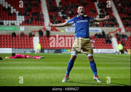 L'Eastleigh Andy Drury célèbre marquant leur deuxième but lors de la FA Cup Première ronde Replay au sol, comté de Swindon. Banque D'Images