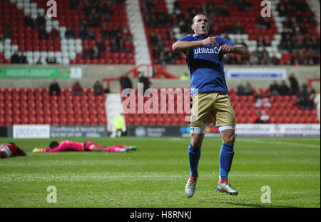 L'Eastleigh Andy Drury célèbre marquant leur deuxième but lors de la FA Cup Première ronde Replay au sol, comté de Swindon. Banque D'Images