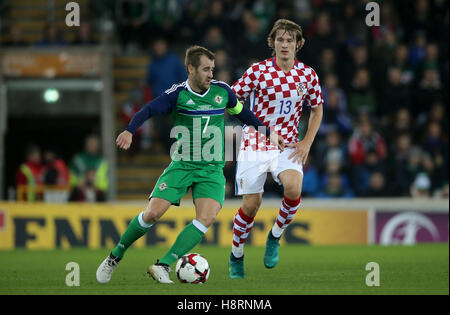 L'Irlande du Nord Niall McGinn (à gauche) et la Croatie a Tin Jedvaj (à droite) bataille pour la balle durant le match amical à Windsor Park, Belfast. Banque D'Images