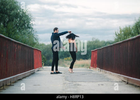 Homme et femme dansant Banque D'Images