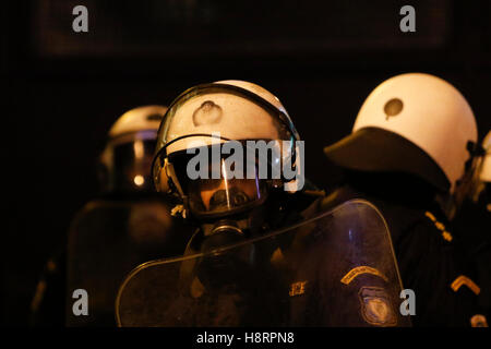 Athènes, Grèce. 15 Nov, 2016. Close-up d'un agent de police en tenue de regarder les manifestants en mars. Des milliers de manifestants ont suivi l'appel de l'Union communiste PAME et groupes anarchistes à venir dans les rues d'Athènes et de protestation contre la visite du président américain Barack Obama. La manifestation s'est terminée par des affrontements entre manifestants et la police anti-émeute. Les manifestants jettent des cocktails Molotov sur les policiers qui ont riposté avec des gaz lacrymogènes. Crédit : Michael Debets/Pacific Press/Alamy Live News Banque D'Images