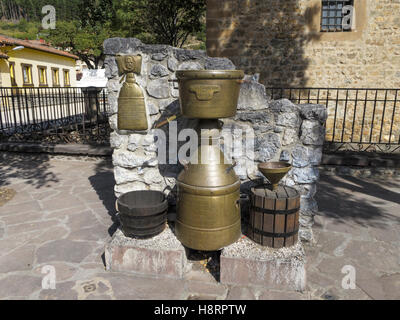 Monument à la distillerie utilisée pour la production de la boisson traditionnelle Orujo à Potes, Cantabrie, Espagne, Europe Banque D'Images