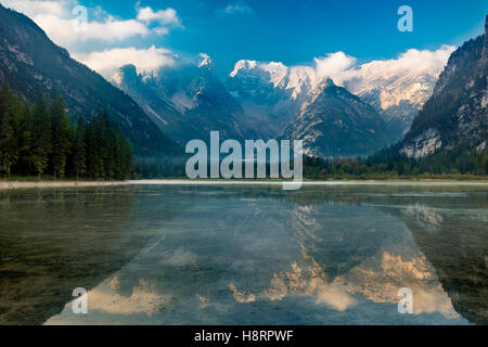 Monte Cristallo et les Dolomites reflète dans Lago Di Landro, province de Belluno, Italie Banque D'Images