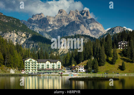 Réflexions de l'Grand Hotel Misurina dans Lago Misurina avec l' au-delà imminente, Dolomites, Padova, Italie Banque D'Images