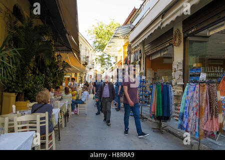 Rue dans le vieux quartier historique de Plaka, Athens, Greece Banque D'Images