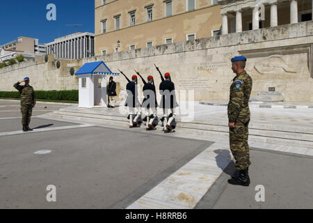 Cérémonie de la relève de la garde devant le parlement grec à Athènes, Grèce Banque D'Images