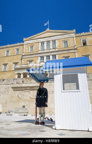 À son poste de garde à l'extérieur d'une guérite, Parlement Grec, Athènes, Grèce Banque D'Images