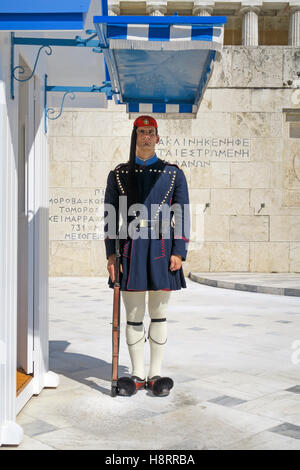 À son poste de garde à l'extérieur d'une guérite, Parlement Grec, Athènes, Grèce Banque D'Images