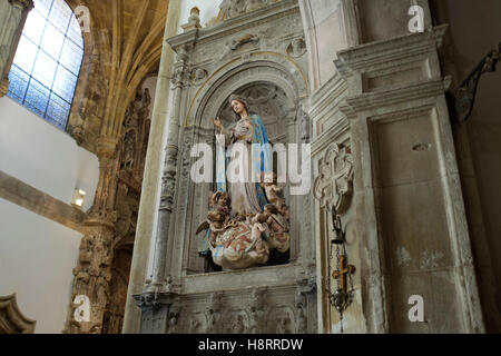 Statue Vierge Marie à l'intérieur de l'église Igreja de Santa Cruz à Coimbra, Portugal Banque D'Images