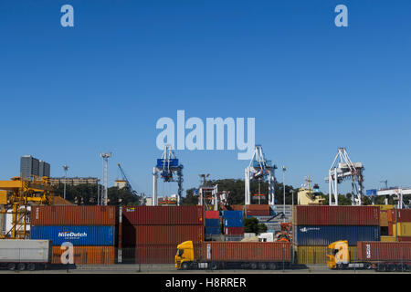 Conteneurs d'expédition, de camions et de grues au port de Leixões à Matosinhos, Portugal, Europe Banque D'Images