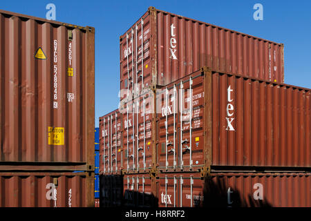 Des piles de conteneurs dans le port de Leixões, Matosinhos, Portugal, Europe Banque D'Images