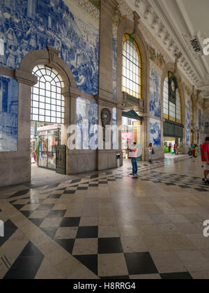 La gare de São Bento à Porto, Nord du Portugal, Europe Banque D'Images