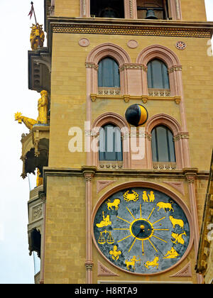 La cathédrale de Messine et clocher de l'horloge d'astrologie Banque D'Images