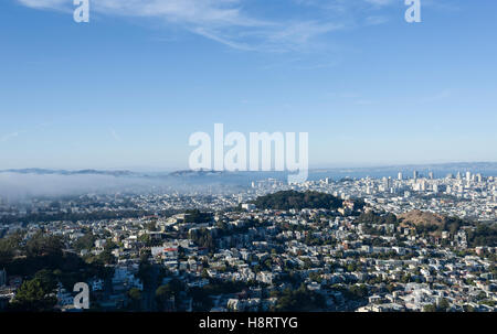 Vue sur San Francisco Bay area et du centre-ville de Twin Peaks, San Francisco, Californie. Banque D'Images