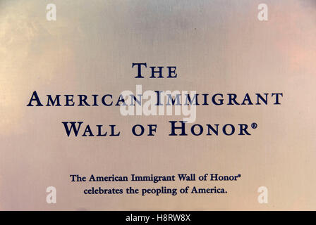 La Immigrant américain Mur d'honneur, plaque, Ellis Island Immigration Museum, Statue of Liberty National Monument, New York Banque D'Images