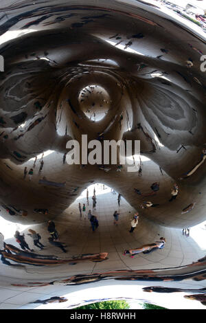 Les réflexions sont déformés lorsqu'en vertu de l'article cloud gate, ou 'le bean' dans le Millennium Park, Chicago. Banque D'Images