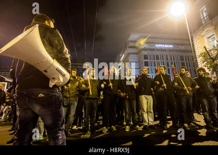 Athènes, Grèce. 15 Nov, 2016. Les manifestants crier des slogans contre nous. Des émeutes à grande échelle ont lieu au cours d'une manifestation contre la visite de M. Barack Obama à Athènes, entre manifestants et policiers anti-émeute. Les syndicats de gauche et anti-autoritaires ont protesté contre la visite du président américain, alors que plus de 5000 policiers ont été déployés pour empêcher les manifestants atteindre le parlement. Les émeutes ont eu lieu au quartier Exarhia. Credit : Kostas Pikoulas Libre prestation/Pacific Press/Alamy Live News Banque D'Images