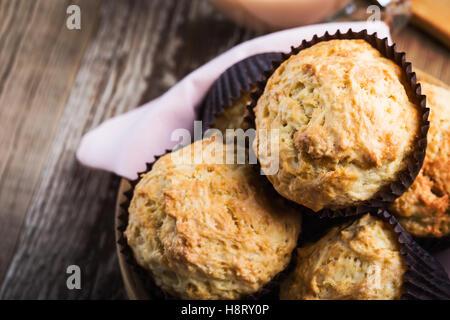 Des muffins au bol en bois sur table en bois rustique Banque D'Images