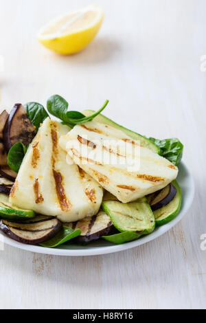 Halloumi grillé maison salade avec les aubergines et les courgettes, de style grec Banque D'Images