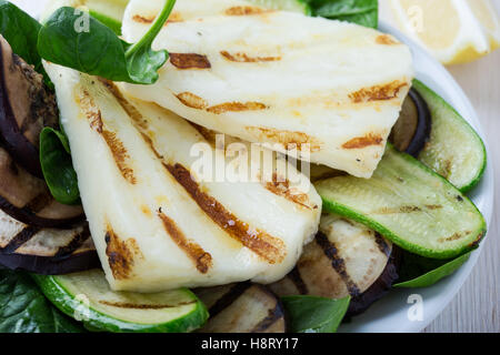 Halloumi grillé maison salade avec les aubergines et les courgettes, de style grec Banque D'Images