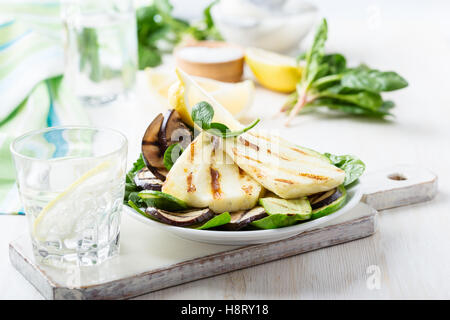 Halloumi grillé maison salade avec les aubergines et les courgettes, de style grec Banque D'Images