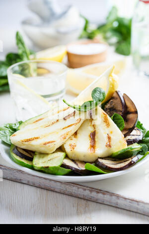 Halloumi grillé maison salade avec les aubergines et les courgettes, de style grec Banque D'Images