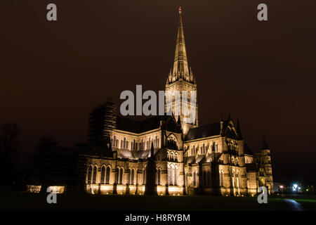 La cathédrale de Salisbury dans la nuit. Spire plus haut sur le marché britannique de cathédrale anglicane de style architectural Anglais Banque D'Images