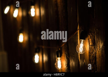 Ampoules à incandescence Vintage type Edison sur mur en bois Banque D'Images