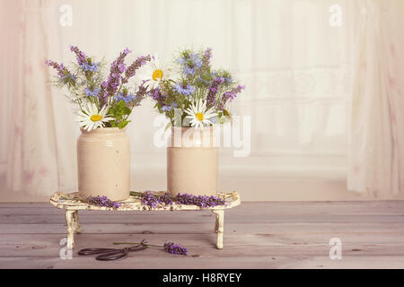 Arrangement de fleurs en pots vintage dans la fenêtre Banque D'Images